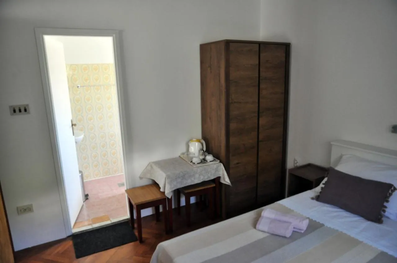 Rose Rooms At Island Of Rab Banjol Kroatien